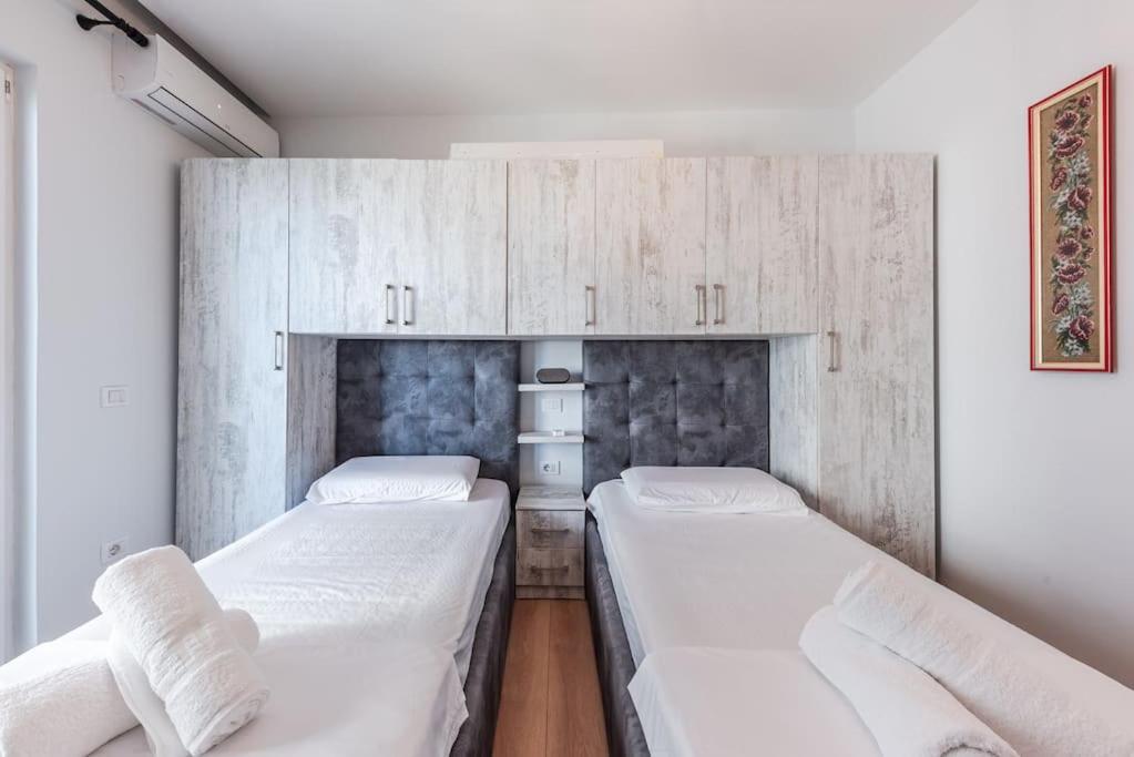Seaview Luxury Suite By Ps โกเลม ภายนอก รูปภาพ
